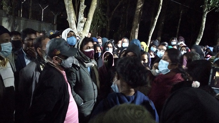 শাবি ছাত্রীরা হলে ফিরেছে, ১১ টায় ভিসির সঙ্গে বৈঠক শাবি ছাত্রীরা হলে ফিরেছে, ১১ টায় ভিসির সঙ্গে বৈঠক