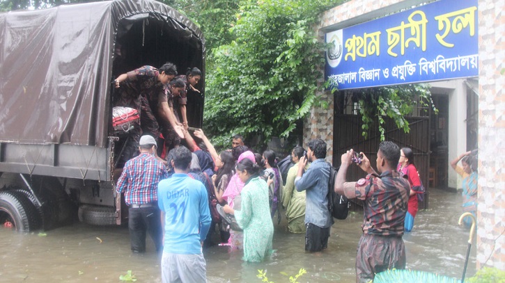 পানিবন্দি শাবি শিক্ষার্থীদের উদ্ধার করেছে বিজিবি