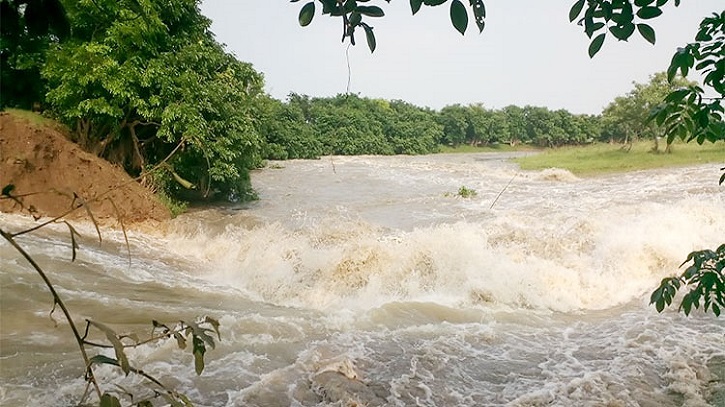 সুনামগঞ্জে বাঁধ ভেঙ্গে তলিয়ে যাচ্ছে হাওর