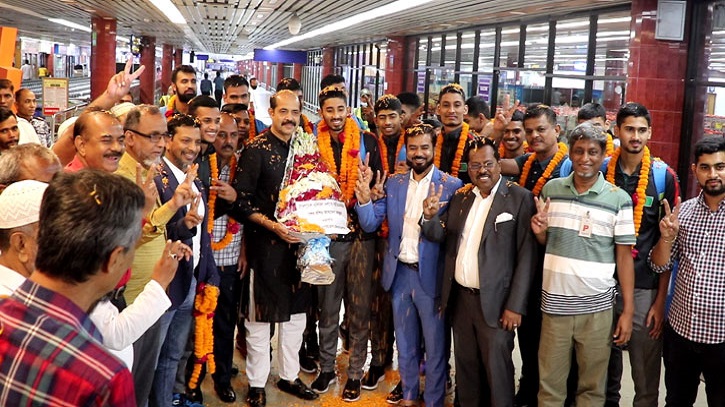 নতুন ইতিহাস সৃষ্টি করায় ভলিবল দলকে ফুলেল সংবর্ধনা নতুন ইতিহাস সৃষ্টি করায় ভলিবল দলকে ফুলেল সংবর্ধনা