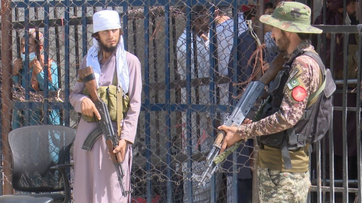 আফগান শরণার্থীদের ঢল ঠেকাতে সীমান্ত বন্ধ রেখেছে পাকিস্তান