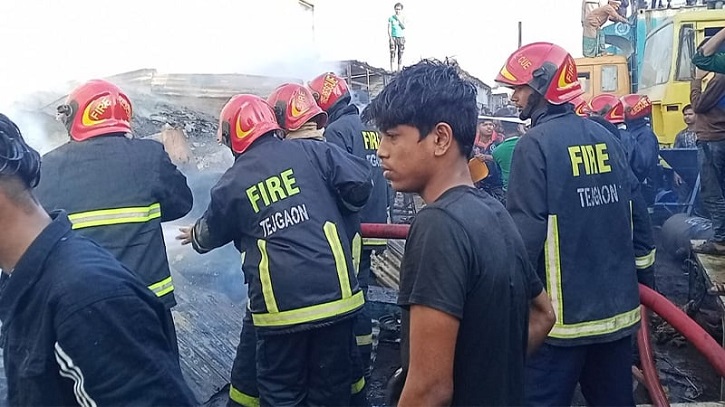 তেজগাঁওয়ে ট্রাকস্ট্যান্ডে আগুন, নিয়ন্ত্রণে ৩ ইউনিট তেজগাঁওয়ে ট্রাকস্ট্যান্ডে আগুন, নিয়ন্ত্রণে ৩ ইউনিট