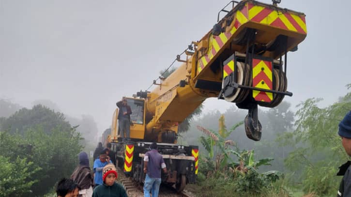 গাজীপুরে লাইনচ্যুত ট্রেন উদ্ধার কাজ শুরু গাজীপুরে লাইনচ্যুত ট্রেন উদ্ধার কাজ শুরু