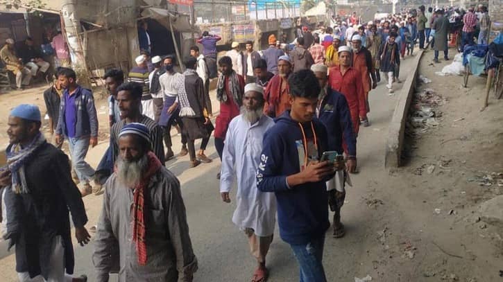আখেরি মোনাজাত শেষে মুসল্লিদের বাড়ি ফেরার পালা আখেরি মোনাজাত শেষে মুসল্লিদের বাড়ি ফেরার পালা
