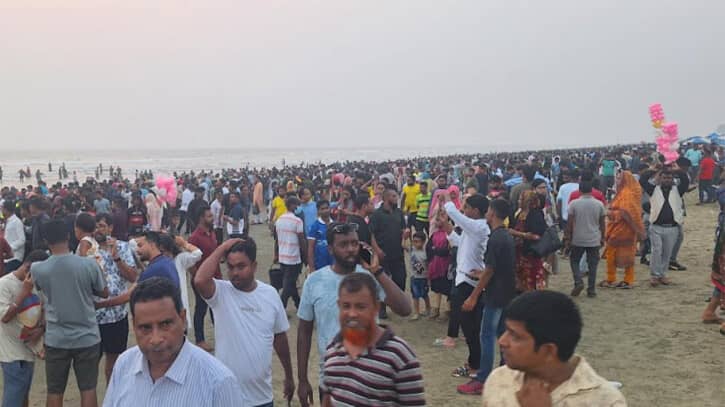 ঈদের ছুটিতে লাখো পর্যটকে মুখর কক্সবাজার সৈকত ঈদের ছুটিতে লাখো পর্যটকে মুখর কক্সবাজার সৈকত
