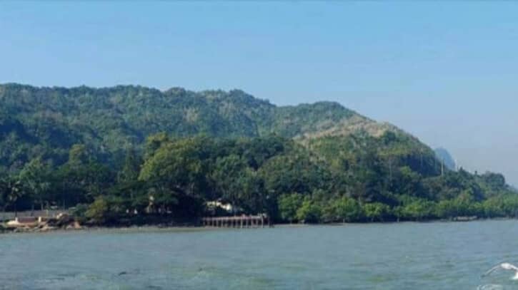 সেন্টমার্টিনগামী স্পিডবোটে ফের মিয়ানমার থেকে গুলি সেন্টমার্টিনগামী স্পিডবোটে ফের মিয়ানমার থেকে গুলি