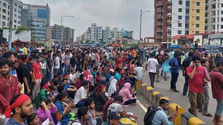 মিরপুর ডিওএইচএসে শিক্ষার্থীদের বিক্ষোভ মিরপুর ডিওএইচএসে শিক্ষার্থীদের বিক্ষোভ