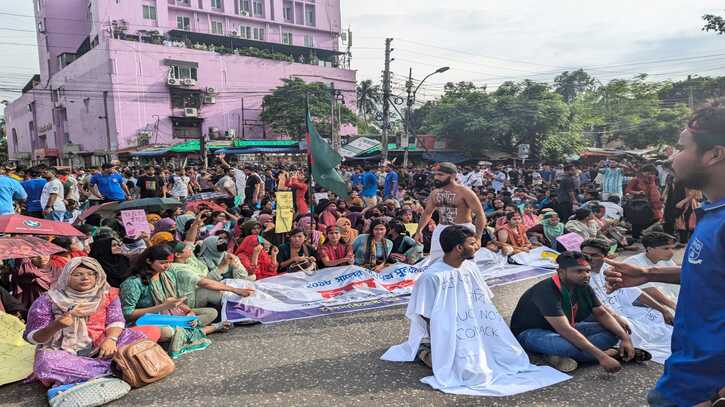 পুলিশের ব্যারিকেড ভেঙে জবি শিক্ষার্থীদের জিরো পয়েন্ট অবরোধ পুলিশের ব্যারিকেড ভেঙে জবি শিক্ষার্থীদের জিরো পয়েন্ট অবরোধ