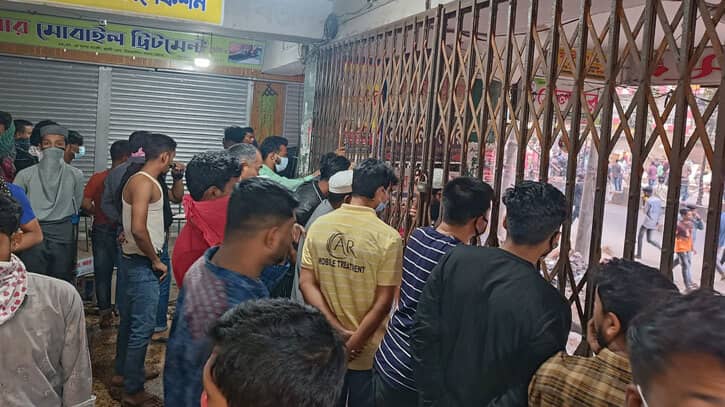 চট্টগ্রামে হকার-পুলিশ সংঘর্ষ, আহত ১৫ চট্টগ্রামে হকার-পুলিশ সংঘর্ষ, আহত ১৫