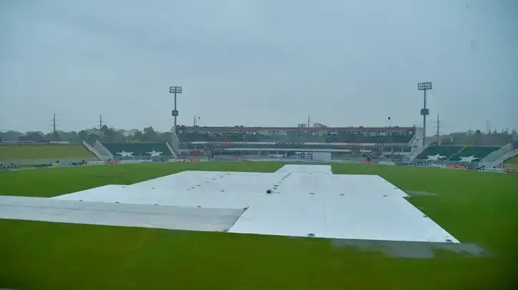 বৃষ্টিতে ভেসে গেল প্রথম দিন বৃষ্টিতে ভেসে গেল প্রথম দিন