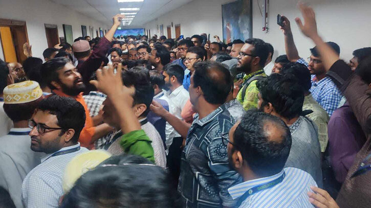বাংলাদেশ ব্যাংকে বিক্ষোভ, পদত্যাগ করলেন ডেপুটি গভর্নর বাংলাদেশ ব্যাংকে বিক্ষোভ, পদত্যাগ করলেন ডেপুটি গভর্নর