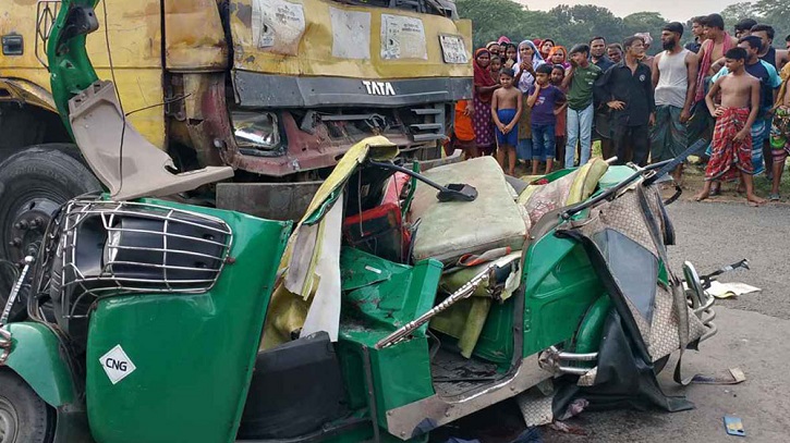 নরসিংদীতে ট্রাক-সিএনজি সংঘর্ষে প্রাণ গেল ৬ জনের নরসিংদীতে ট্রাক-সিএনজি সংঘর্ষে প্রাণ গেল ৬ জনের