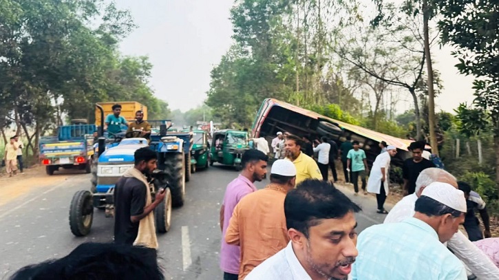 চট্টগ্রামে বাস-মোটরসাইকেলের মুখোমুখি সংঘর্ষ, নিহত ৩