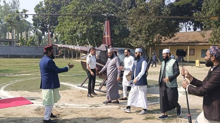 লাল গালিচায় সংবর্ধনা: আজহারীকে দেখতে লাখো মানুষের ঢল লাল গালিচায় সংবর্ধনা: আজহারীকে দেখতে লাখো মানুষের ঢল