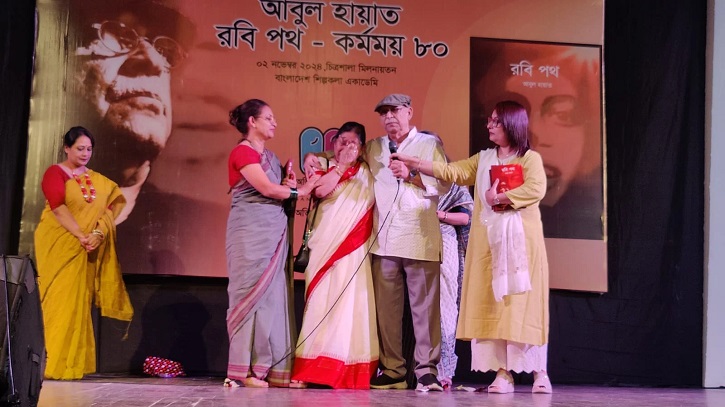 স্ত্রীকে জড়িয়ে কাঁদলেন আবুল হায়াত! স্ত্রীকে জড়িয়ে কাঁদলেন আবুল হায়াত!