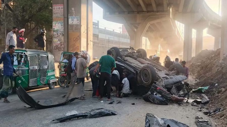 এক্সপ্রেসওয়ে থেকে গাড়ি ছিটকে পড়ে পথচারী নিহত, আহত ৪