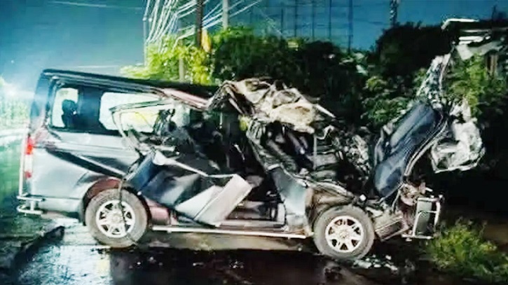 বিয়ের অনুষ্ঠান শেষে বাড়ি ফেরার পথে কাভার্ডভ্যানের ধাক্কায় নিহত ৪