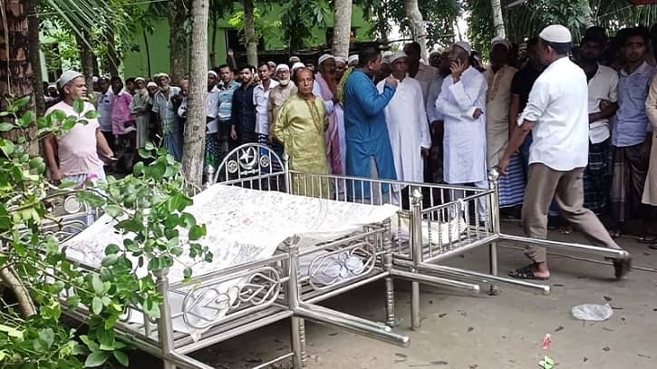 সড়ক দুর্ঘটনায় নিহত একই পরিবারের ৭ জনের দাফন সম্পন্ন সড়ক দুর্ঘটনায় নিহত একই পরিবারের ৭ জনের দাফন সম্পন্ন