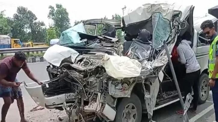 ট্রাকের পেছনে মাইক্রোবাসের ধাক্কা, দুই ছেলেসহ বাবা নিহত