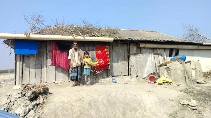 ‘নদীতে মাছ-কাঁকড়া ধরেই জীবন চলতেছে না, উচ্ছেদ করলি কনে যাবো’