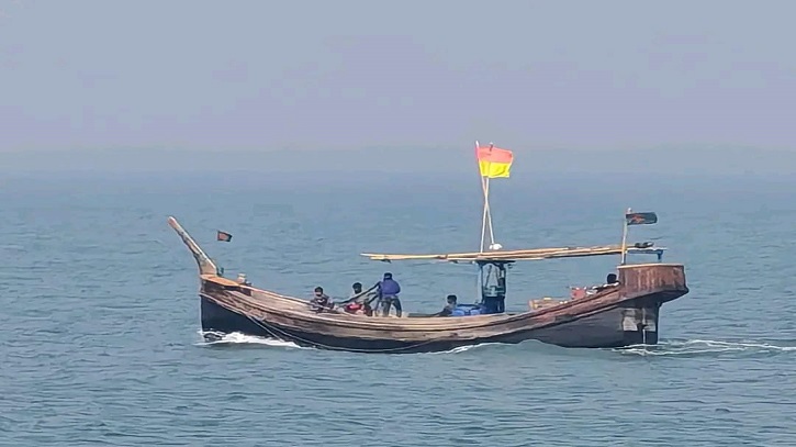 বাংলাদেশের জলসীমা থেকে তিন ট্রলারসহ ১৮ জেলেকে ধরে নিয়ে গেল আরাকান আর্মি বাংলাদেশের জলসীমা থেকে তিন ট্রলারসহ ১৮ জেলেকে ধরে নিয়ে গেল আরাকান আর্মি