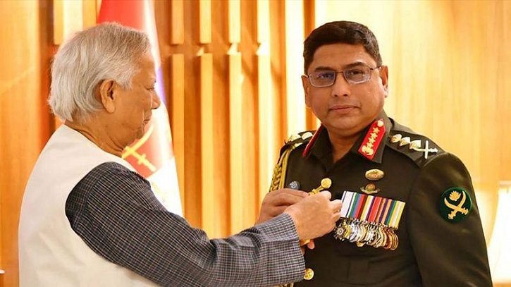 সেনাপ্রধানকে ‘সেনাবাহিনী পদক’ দিলেন প্রধান উপদেষ্টা