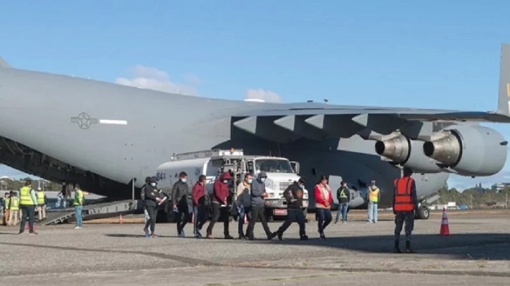 হ্যান্ডকাফ–শেকল পরিয়ে ৩১ বাংলাদেশিকে ফেরত পাঠাল যুক্তরাষ্ট্র 