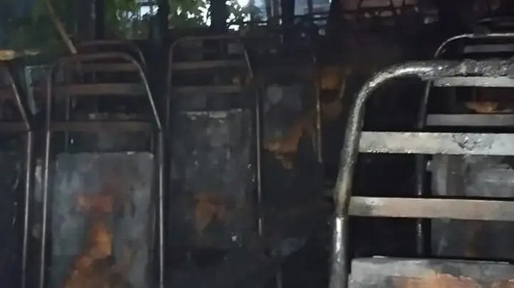 দাঁড়িয়ে থাকা স্কুলে বাসে আগুন দিয়েছে দুর্বৃত্তরা, গুরুতর দগ্ধ চালক