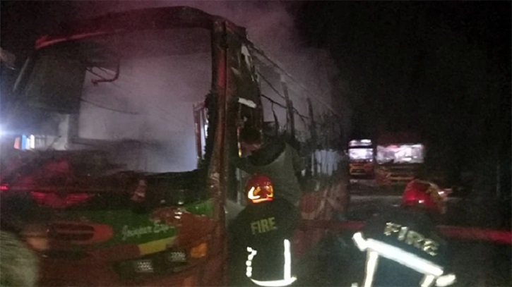 হঠাৎ দাঁড়িয়ে থাকা ৩ বাসে আগুন