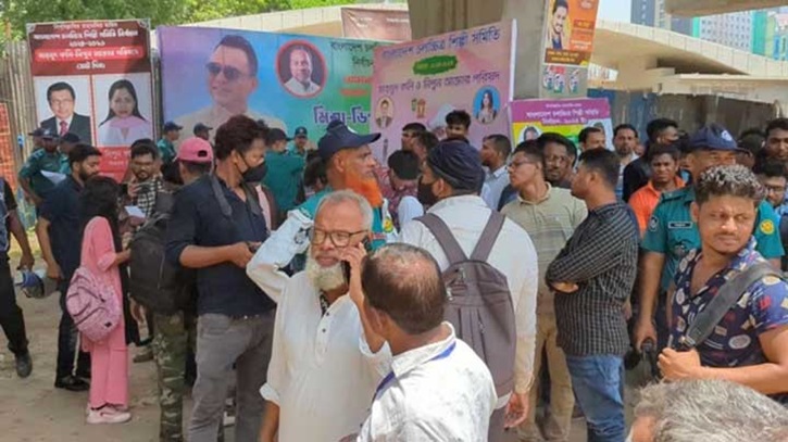 শিল্পী সমিতির হামলা: দুইজন সাময়িক বহিষ্কার, একজন আজীবন নিষিদ্ধ শিল্পী সমিতির হামলা: দুইজন সাময়িক বহিষ্কার, একজন আজীবন নিষিদ্ধ