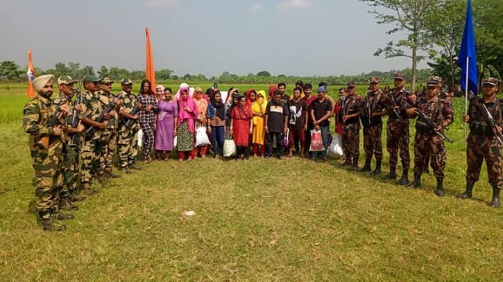 সীমান্ত দিয়ে ৬০ বাংলাদেশিকে হস্তান্তর করল বিএসএফ সীমান্ত দিয়ে ৬০ বাংলাদেশিকে হস্তান্তর করল বিএসএফ