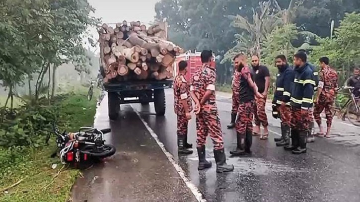 চলন্ত মোটরসাইকেলে ট্রাক্টরের ধাক্কা, নিহত ৩