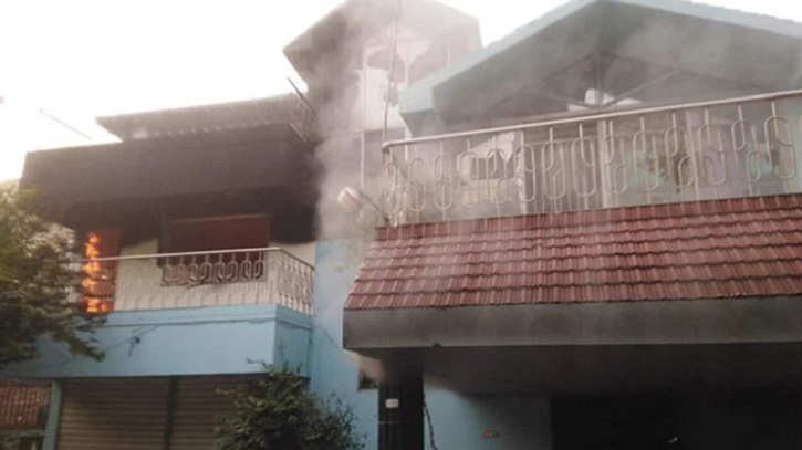বিএনপি নেতা খায়রুল কবির খোকনের বাসভবনে অগ্নিসংযোগ বিএনপি নেতা খায়রুল কবির খোকনের বাসভবনে অগ্নিসংযোগ