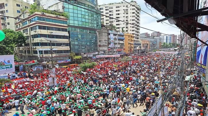বিএনপির কেন্দ্রীয় কার্যালয়ের সামনে নেতাকর্মীদের ঢল বিএনপির কেন্দ্রীয় কার্যালয়ের সামনে নেতাকর্মীদের ঢল