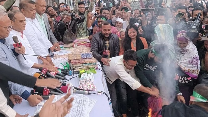 ‘ভারতীয় পণ্য বর্জন’ কর্মসূচিতে স্ত্রীর ইন্ডিয়ান শাড়ি ছুড়ে ফেললেন রিজভী ‘ভারতীয় পণ্য বর্জন’ কর্মসূচিতে স্ত্রীর ইন্ডিয়ান শাড়ি ছুড়ে ফেললেন রিজভী