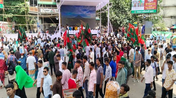 সমাবেশের মঞ্চ প্রস্তুত, জড়ো হচ্ছেন ছাত্রদল নেতাকর্মীরা সমাবেশের মঞ্চ প্রস্তুত, জড়ো হচ্ছেন ছাত্রদল নেতাকর্মীরা