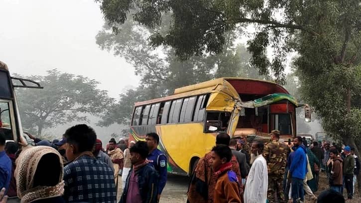 ঘন কুয়াশায় দুই বাসের মুখোমুখি সংঘর্ষে আহত ১১