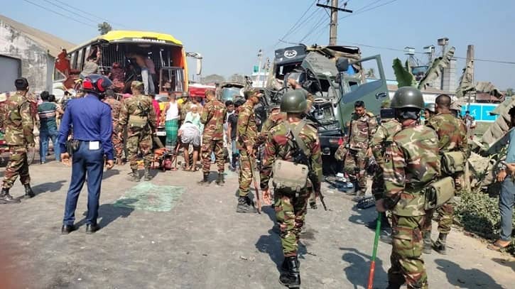 বাস-সেনাবাহিনীর ট্রাকের মধ্যে মুখোমুখি সংঘর্ষে তিনজন নিহত