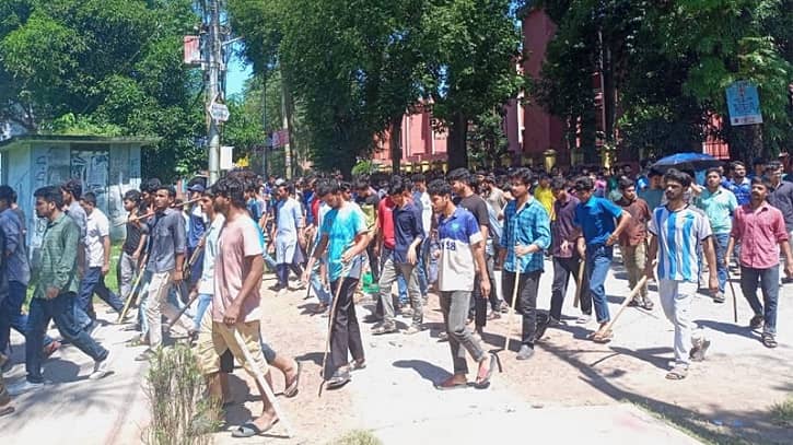 বাকৃবিতে শিক্ষার্থীদের হল ছাড়ার নির্দেশ, প্রতিবাদে বিক্ষোভ বাকৃবিতে শিক্ষার্থীদের হল ছাড়ার নির্দেশ, প্রতিবাদে বিক্ষোভ
