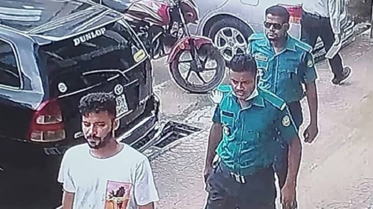 ব্যাংকে ঢুকে ২০ লাখ টাকা ছিনতাই, দুই পুলিশসহ গ্রেপ্তার ৫ ব্যাংকে ঢুকে ২০ লাখ টাকা ছিনতাই, দুই পুলিশসহ গ্রেপ্তার ৫