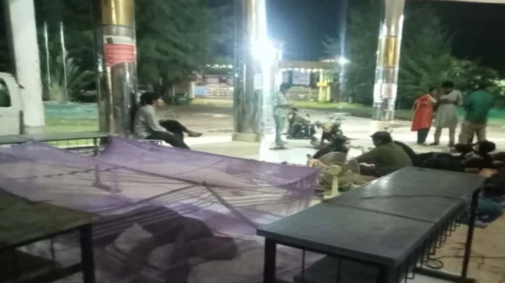 অনশনকারী শিক্ষার্থীদের পাশে মশারি টানিয়ে শুয়ে পড়লেন উপাচার্য অনশনকারী শিক্ষার্থীদের পাশে মশারি টানিয়ে শুয়ে পড়লেন উপাচার্য