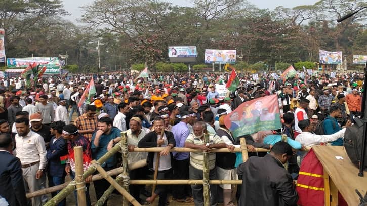 তারেক রহমানের জন্য প্রস্তুত মঞ্চ, মিছিল নিয়ে আসছেন নেতাকর্মীরা