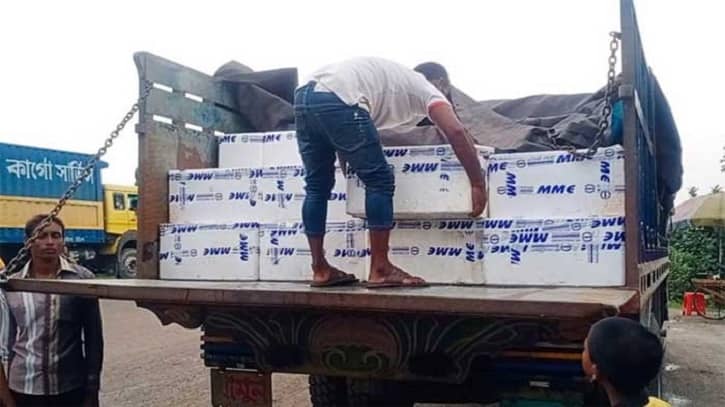 প্রথমদিন ভারত গেল ৪৫ টন ইলিশ, কেজি ১১০০ টাকা প্রথমদিন ভারত গেল ৪৫ টন ইলিশ, কেজি ১১০০ টাকা