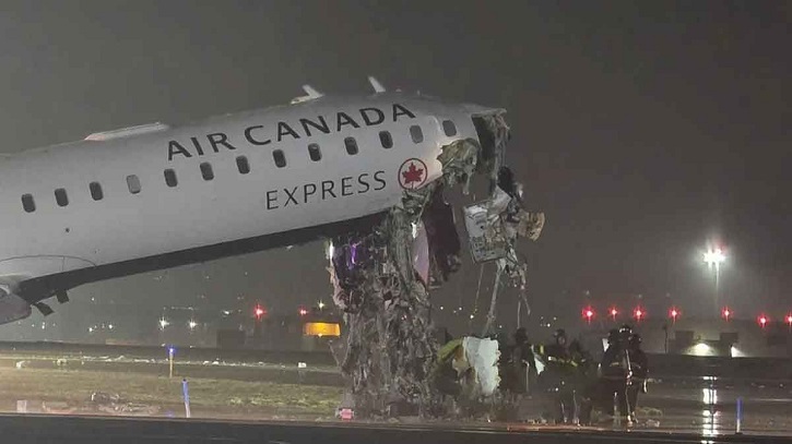 রানওয়েতে বিমানের সঙ্গে গাড়ির সংঘর্ষ, দুই পাইলট নিহত