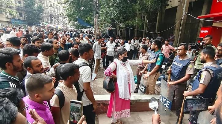 প্রশ্নপত্র ফাঁসের অভিযোগে নিয়োগ পরীক্ষা স্থগিত, সড়ক অবরোধ পরীক্ষার্থীদের