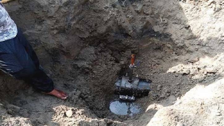 ভারত-বাংলাদেশ ফ্রেন্ডশিপ পাইপলাইন ফুটো করে তেল চুরি, গ্রেপ্তার ৪ ভারত-বাংলাদেশ ফ্রেন্ডশিপ পাইপলাইন ফুটো করে তেল চুরি, গ্রেপ্তার ৪