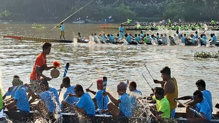 সন্ধ্যা নদীতে নৌকা বাইচ ঘিরে উৎসবমুখর উজিরপুর