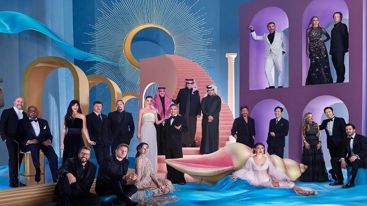 হঠাৎ কেন এক ফ্রেমে বলিউড-হলিউড-কোরিয়ান তারকারা