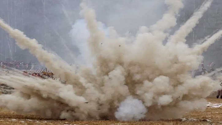 বোমা বিস্ফোরণে দুই জন আহত