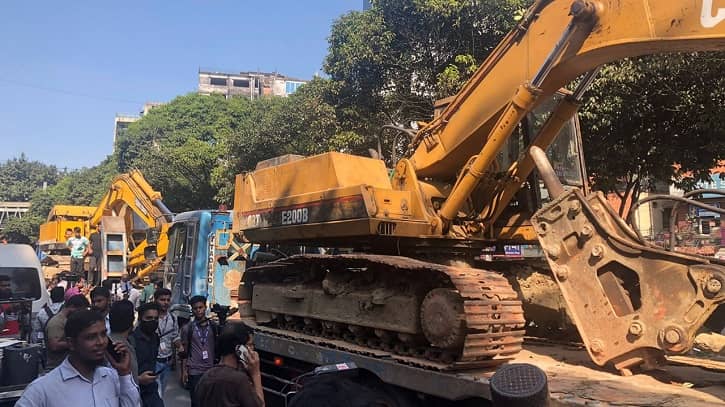 বুলডোজার নিয়ে ধানমন্ডি ৩২-এ প্রবেশের চেষ্টা; আইনশৃঙ্খলা বাহিনীর বাধা